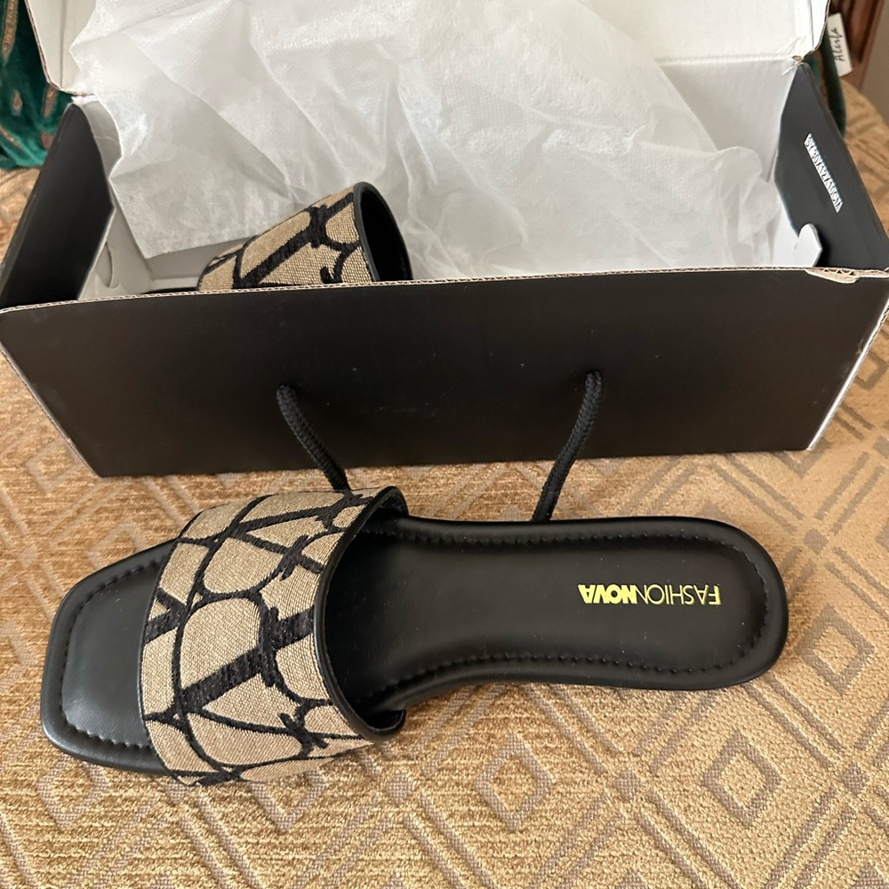 New Fashion Nova Black Flat Slide Sandals